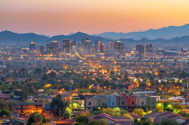 Phoenix, Arizona, ABD Alacakaranlıkta şehir manzarası.