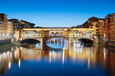 Floransa, İtalya Ponte Vecchio Köprüsü 'nde Alacakaranlıkta Arno Nehri' ni geçerken.