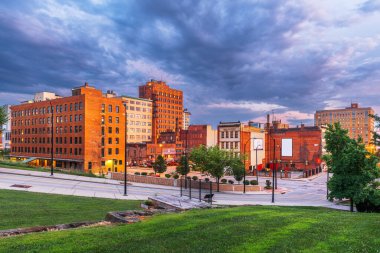 Youngstown, Ohio, ABD şehir merkezi parkı ve Alacakaranlık vakti şehir manzarası.