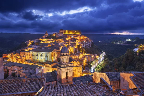 Ragusa Ibla Italien Stadsutsikt Vid Skymningen Sicilien — Stockfoto