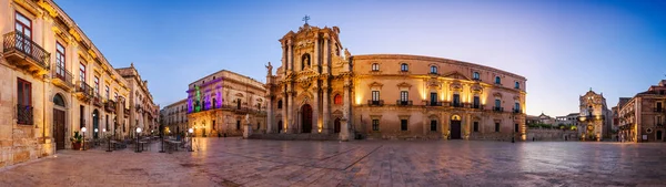 シラキュース 夜明けにシチリア島の歴史的広場 — ストック写真
