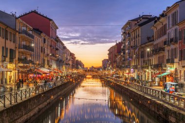 Naviglio Kanalı, Milan, Lombardy, İtalya Alacakaranlık vakti.