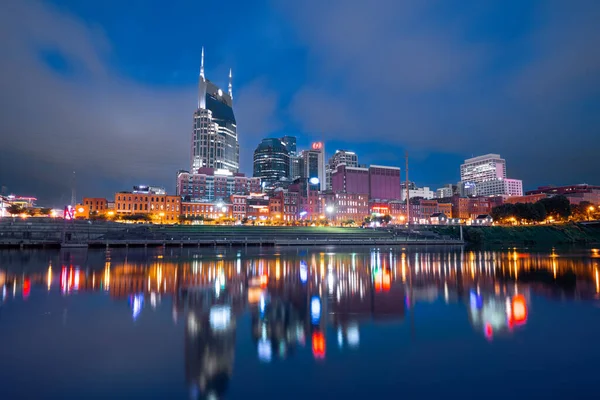 Nashville Tennessee Yhdysvallat Keskusta Kaupunkikuva Hämärässä — kuvapankkivalokuva