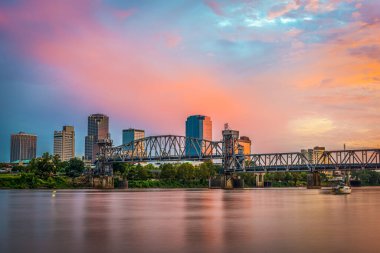 Little Rock, Arkansas, ABD şehir merkezi şafak vakti Arkansas Nehri üzerinde ufuk çizgisi.