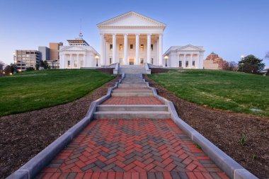 Virginia Eyalet Meclisi Richmond, Virginia, ABD Alacakaranlıkta.