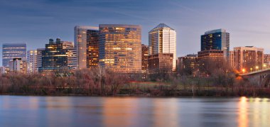 Rosslyn, Arlington, Virginia, ABD alacakaranlıkta Potomac Nehri üzerinde gökyüzü.