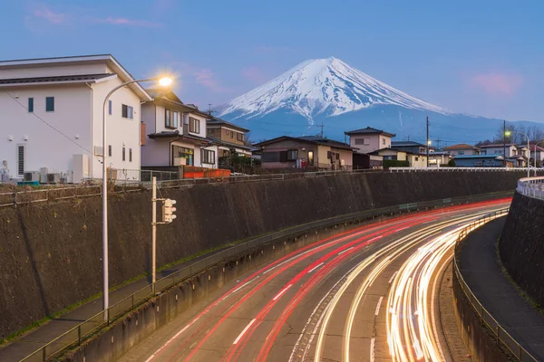 Fuji Japan Torenhoge Boven Buurten Snelwegen Bij Schemering — Stockfoto