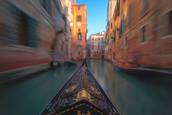 イタリア ヴェネツィアのゴンドラに運河を移動 — ストック写真