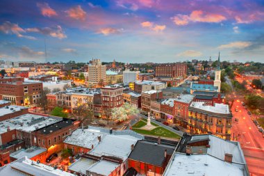 Macon, Georgia, ABD şehir merkezi alacakaranlıkta ufuk çizgisi.