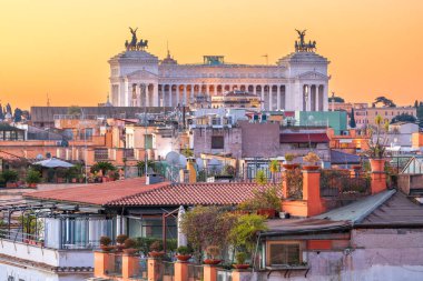 Roma, İtalya çatı manzarası Victor Emmanuel II Anıtı ile alacakaranlıkta.