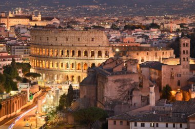 Roma ve İtalya, gün batımında arkeolojik alanlarla Kolezyuma doğru bakıyor.