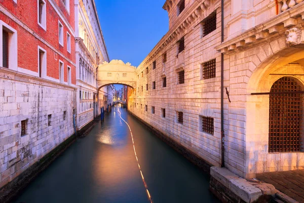 ヴェネツィアのため息の橋 イタリア青い時間 — ストック写真