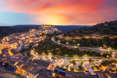 Ragusa Ibla, İtalya şehir manzarası Sicilya 'da alacakaranlıkta.