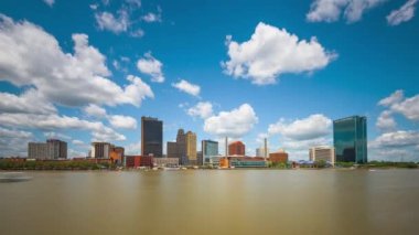 Toledo, Ohio, Maumee Nehri üzerinde ABD şehir silueti.