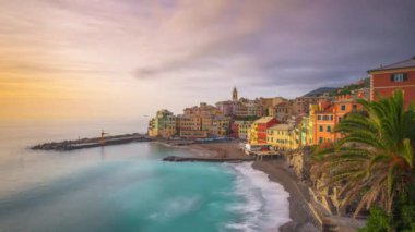 Bogliasco, Genoa, İtalya gün batımında Akdeniz üzerinde ufuk çizgisi.