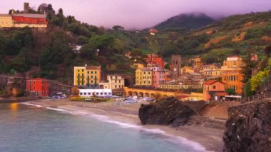 Monterosso, İtalya Cinque Terre bölgesinde Akdeniz 'de alacakaranlıkta.