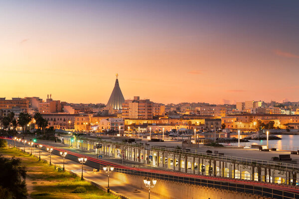 Сиракузы, Сицилия, Италия, горизонт города в сумерках.