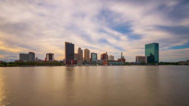 Toledo, Ohio, ABD şehir merkezi. Alacakaranlıkta Maumee Nehri üzerinde gökyüzü..