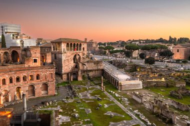 Roma, İtalya Trajan 'ın Alacakaranlıktaki Forumuna Bakıyor.