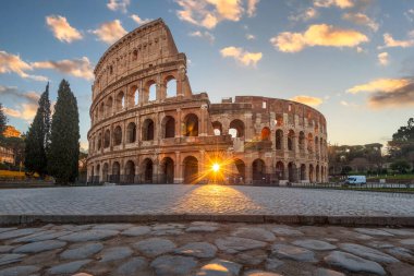 Roma, İtalya, Colosseum Amfitiyatrosunda. Gün doğumuyla birlikte giriş kapısı açıldı.. 