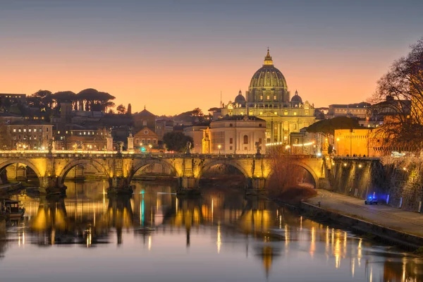 Peter Basilica Vatican City Tiber River Passing Rome Italy Dusk — Zdjęcie stockowe