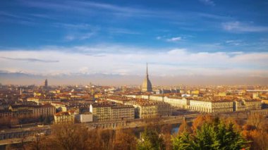 Torino, İtalya şehir merkezi Piedmont bölgesinde Köstebek Antonelliana ile birlikte ufuk çizgisi.