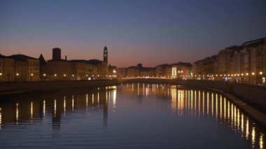 Pisa, İtalya alacakaranlıkta Arno Nehri üzerinde ufuk çizgisi.