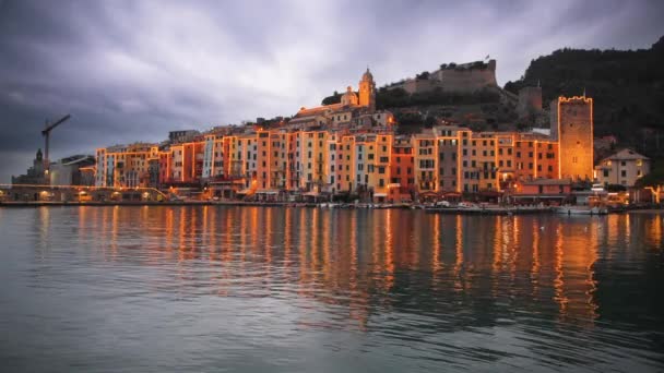 Porto Venere Spezia Italien Historische Stadtsilhouette Mit Weihnachtsbeleuchtung Der Abenddämmerung — Stockvideo