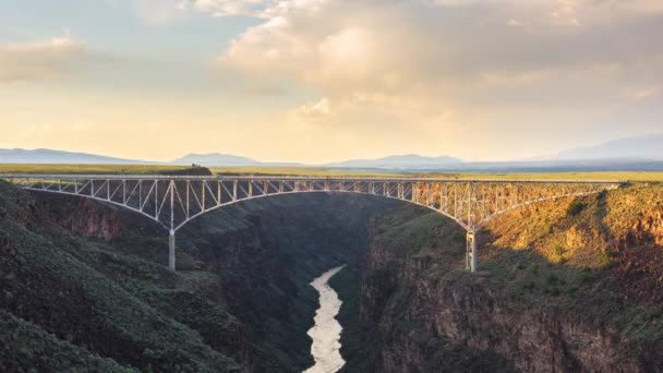 タオス ニューメキシコ 夕暮れ時のリオグランデ橋の上のリオグランデ峡谷橋でアメリカ — ストック動画