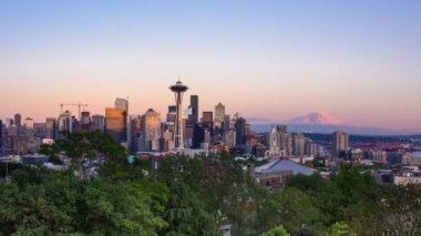 Seattle, Washington, ABD şehir merkezi alacakaranlıktan akşama kadar Mt. Rainier.