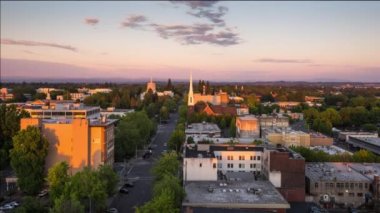 Salem, Oregon, ABD şehir manzarası alacakaranlıkta.