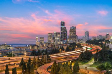 Seattle, Washington, ABD şehir merkezi alacakaranlıkta ufuk çizgisi ve otoyollar.