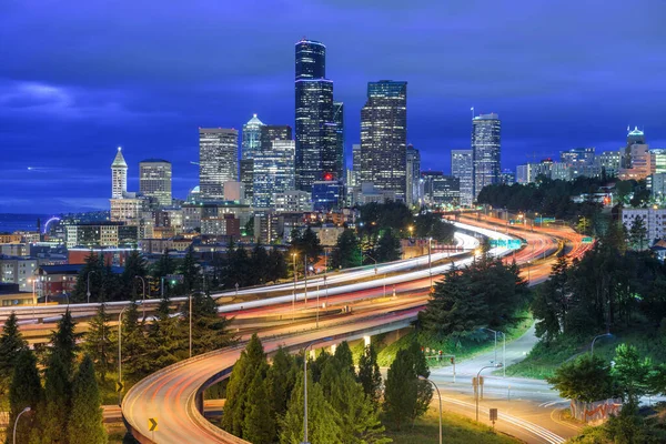 Seattle Washington Yhdysvallat Keskustan Horisonttiin Moottoritiet Hämärässä — kuvapankkivalokuva