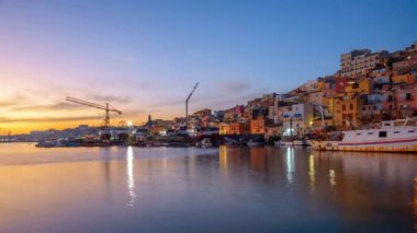 Sciacca, Sicilya, İtalya Alacakaranlıkta limandan.