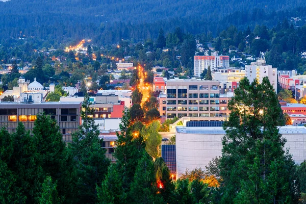 オレゴン州ユージン夕暮れ時のアメリカのダウンタウンの街並み — ストック写真