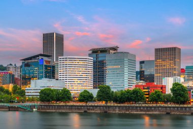 Portland, Oregon, ABD alacakaranlıkta Willamette Nehri üzerinde gökyüzü.
