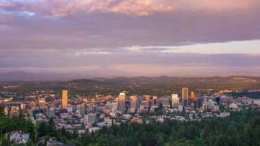 Portland, Oregon şehir merkezindeki Ufuk çizgisi Mt. Gün batımında kapüşonlu.