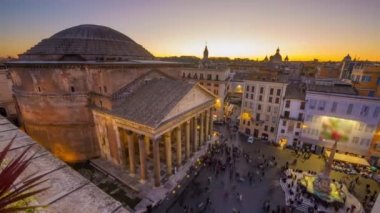 Roma, İtalya Antik Pantheon 'un üzerinde alacakaranlıkta.