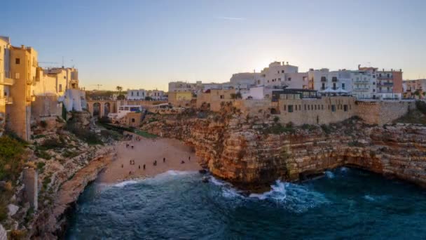 해변을 내려다보고 이탈리아의 폴리냐 — 비디오