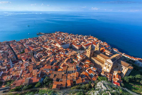 チレニア海の上からイタリアのシチリア島セファル — ストック写真