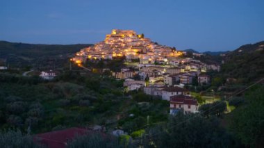 Rocca Imperiale, İtalya 'nın Calabria bölgesinde gece yarısı tepe şehri.