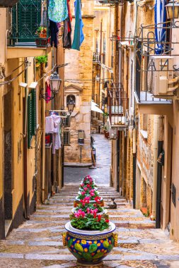 Cefalu, Sicilya, çiçekli İtalya sokakları.
