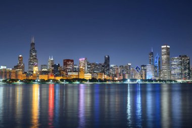 Chicago, Illinois, ABD şehir merkezi Michigan Gölü 'nden alacakaranlıkta ufuk çizgisi.