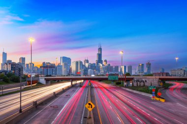 Chicago, Illinois, ABD şehir manzarası alacakaranlıkta karayolları üzerinde.