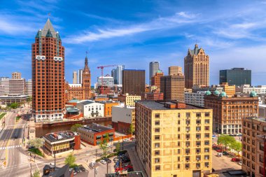 Milwaukee, Wisconsin, ABD şehir merkezi öğleden sonra ufuk çizgisi.