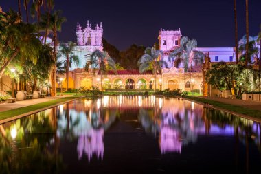 San Diego, California, ABD Plazası Prado 'da gece vakti.
