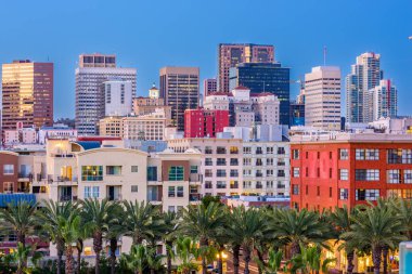 San Diego, California, ABD şehir merkezi alacakaranlıkta gökyüzü.