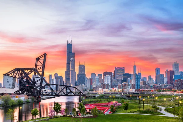 Chicago Illinois Usa Puisto Keskustan Horisonttiin Hämärässä Keväällä — kuvapankkivalokuva