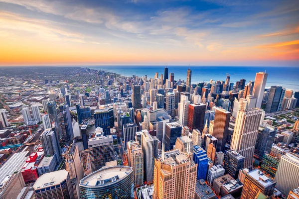 美国伊利诺伊州芝加哥 日落后 天空向密西根湖飞去 — 图库照片