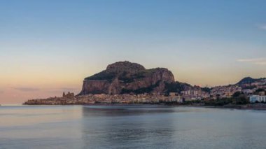Cefalu, Sicilya, İtalya alacakaranlıkta Tyrhenian Denizi 'nde.